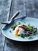 Poached egg with tuna and peas