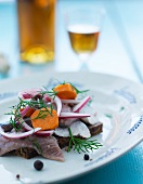 Smörrebröd mit mariniertem Fisch und Gemüse (Dänemark)