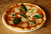 Pizza Margerita mit Mozzarella und Basilikum