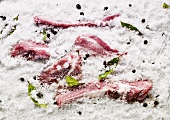 Schweinefleisch, in Salz eingelegt, mit Lorbeerblättern und Wacholderbeeren