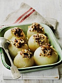 Stuffed onions with cheese and breadcrumbs