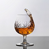 Ein Glas Brandy mit Splash