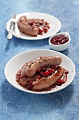 Bratwürste mit Zwiebeln und Cranberrysauce