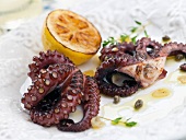 Gegrillter Oktopus mit Zitronen, Kapern und Olivenöl