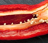 Rote Paprikaschote, aufgeschnitten (Close Up)