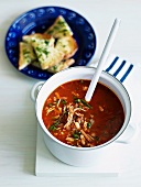 Tomaten-Bohnen-Suppe mit Hähnchenfleisch