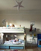 Kinder im Stockbett eines Kinderzimmers in ländlichem Stil