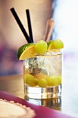 Cocktail mit Gin, Cognac und Trauben