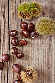 Chestnuts on a wooden surface (seen from above)