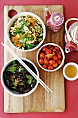 Pilzsalat aus Mu-Err-Pilzen, Chinesischer Kohlsalat und Kirschtomaten sauer-scharf