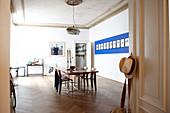 Blick durch offene Tür auf Tisch und Stühle aus Bauhauszeit in minimalistischem Zimmer
