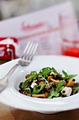 Lentil salad with mushrooms and rocket