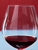 Ein Glas Rotwein mit Tränen (Hinweis auf Alkoholgehalt)