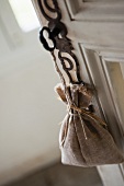 Schlüssel mit Lavendelsäckchen im Schloss einer Tür
