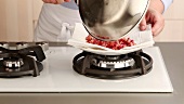Speckwürfel aus der Pfanne nehmen und auf Küchenkrepp abtropfen lassen