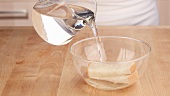 Toastbrot in lauwarmem Wasser einweichen