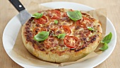 Deep Dish Pizza mit Basilikumblättern (Pizza mit hohem Rand, Chicago, USA)