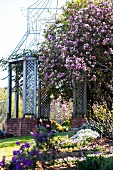 Pavillon und blühender Magnolienbaum in einem Garten