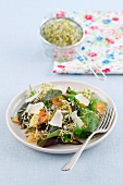 Salat mit Cantaloupemelone, Sonnenblumenkernen, Broccolisprossen und Parmesan