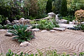 Steingarten im japanischen Stil mit Rechenmuster in Kiesfläche