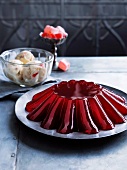 Erdbeer-Wassermelonen-Rosen-Gelee mit Eiscreme