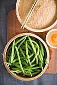 Steamed green beans with peanut butter sauce
