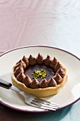 Bitter chocolate tartlet with pistachio nuts