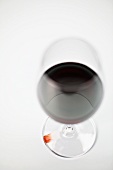 Rotweinglas mit Tropfen auf dem Glasfuss