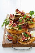 Bruschetta topped with gruyere, goat's cheese and figs