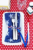 Napkin idea: A flocked napkin ring and a napkin with stars (USA)