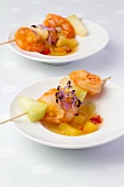 Fruity prawn kebabs with bean sprouts