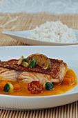 Fisch mit Gemüsesauce, Limetten und Reisbeilage