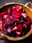 Rote-Bete-Gemüse mit Zwiebeln und Pastinaken