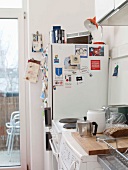 Ausschnitt einer funktionalen Küche mit Stickers an Kühlschrankkombination