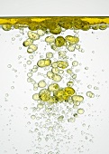 Olivenöl im Wasser