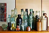 Vintage Flaschensammlung auf Holzablage
