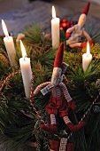 Adventskranz mit brennenden Kerzen