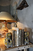 Bücher, Bücherstützen und Lampe auf einem Holztisch