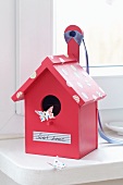 Romantisches, pinkfarbenes Vogelhäuschen mit Sweet home Beschriftung und Masking Tape Punkten