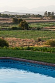 Pool im Freien und Blick auf mediterrane Landschaft