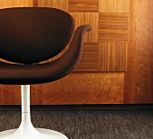 Stuhl mit braunem Sitzpolster und weißem Stuhlbein