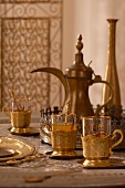 Arabisches Teeservice auf Wohnzimmertisch