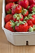 Viele Erdbeeren im Pappschälchen (Ausschnitt)