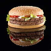 Doppelter Hamburger mit Spiegelbild