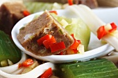 Seitan mit Salatgurke, Udonnudeln und Ingwer (Asien)