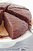Chocolate cake with glaze (close-up)