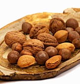 Verschiedene Nüsse auf einem Tablett