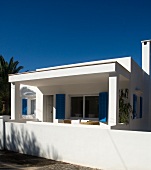 Mediterranes Haus in Weiß unter blauem Himmel