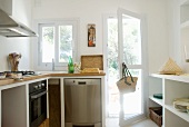 Moderne Küche mit gemauerter Küchenzeile und Regal