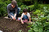 Vater und Tochter bei der Gartenarbeit